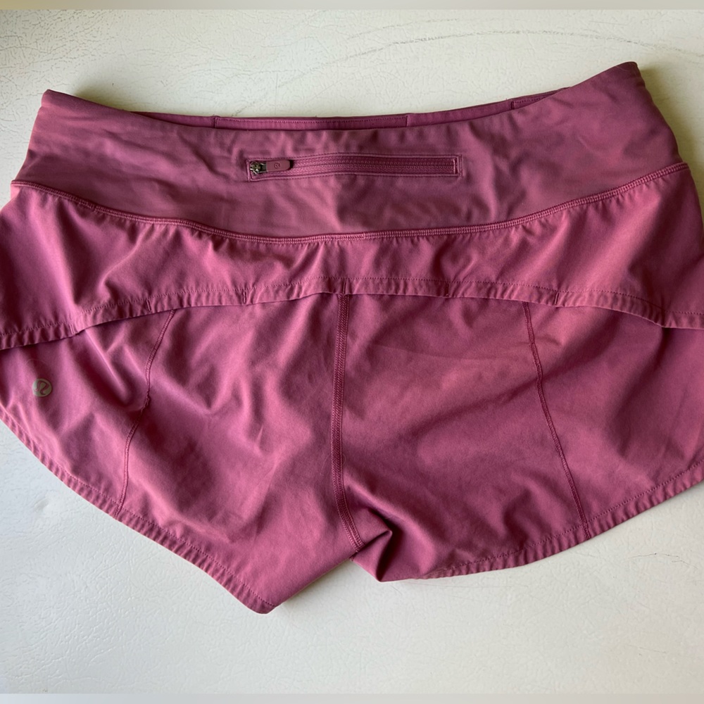 Lululemon hotty hots size 8, 2.5 in inseam